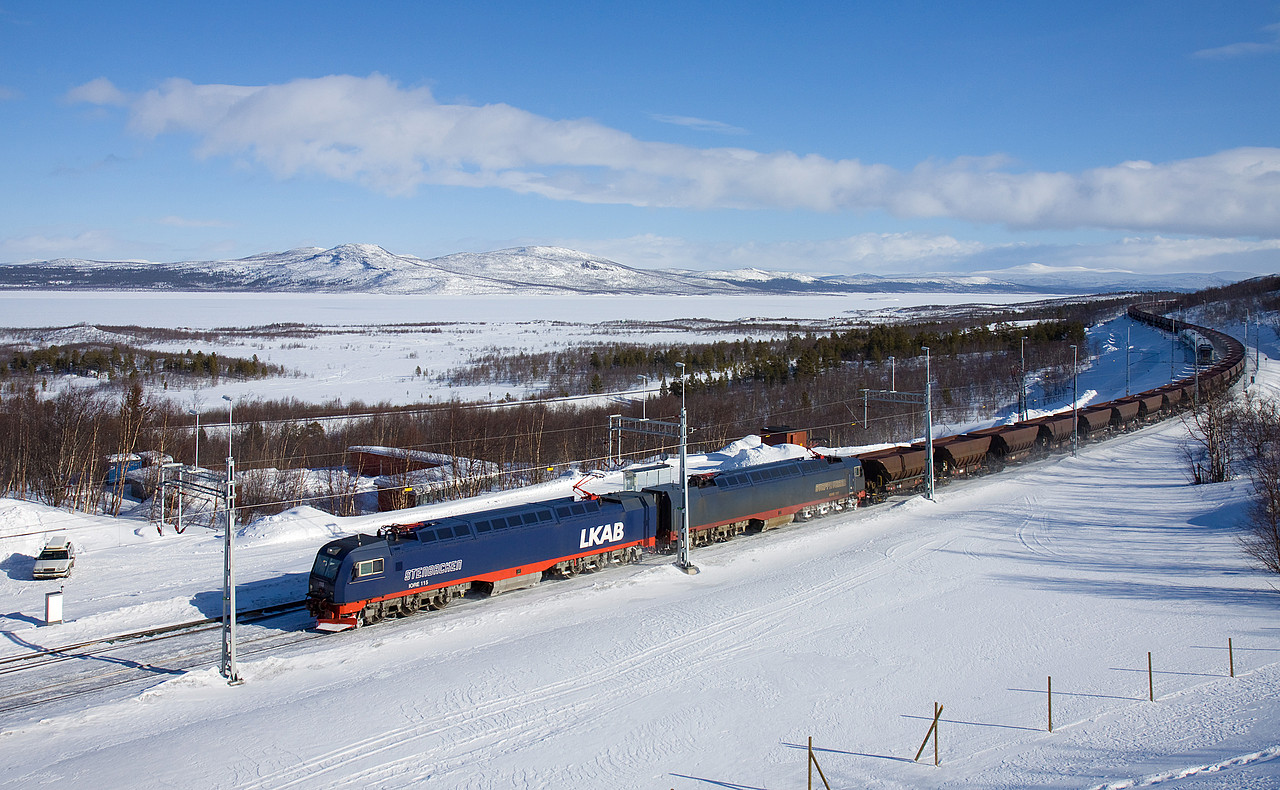 Bombardier IORE electric locomotive set hauling an iron ore train between Sweden and Norway (Photo: David Gubler, 22.3.2011, http://bahnbilder.ch/picture/7743?title=iore )